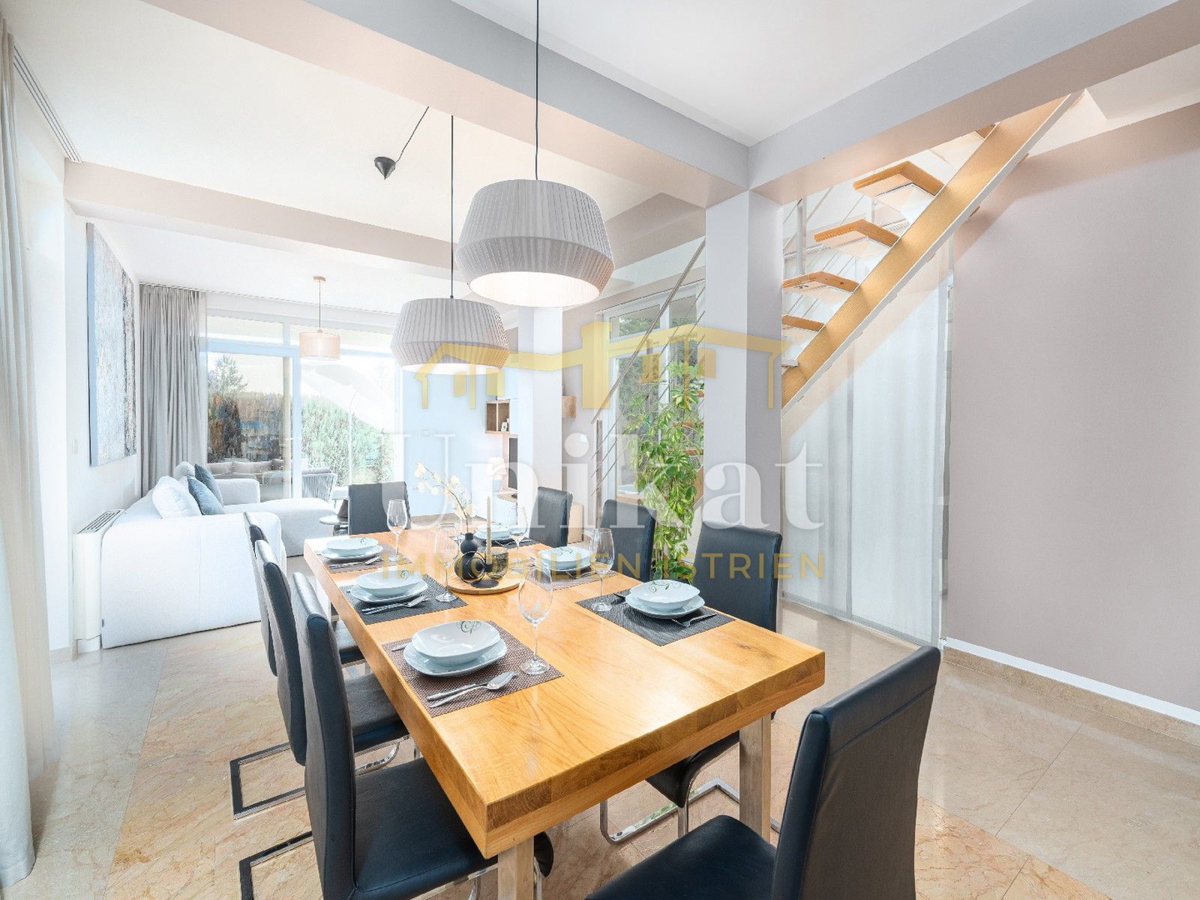 Villa moderna con piscina interna ed esterna